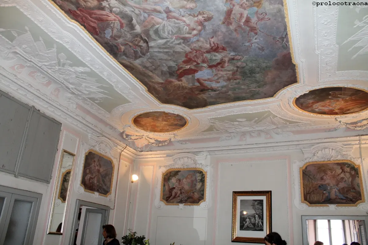 Il salone al piano nobile. decorato con stucchi ed affreschi.