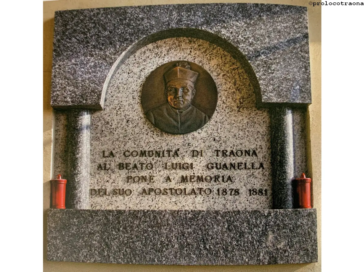 Lapide che ricorda la presenza a Traona di san Luigi Guanella.