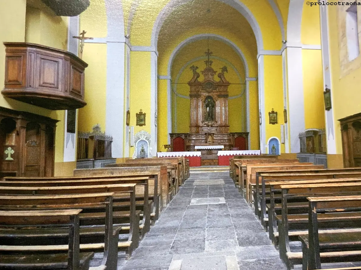 Interno della Chiesa, l'altare con la statua di S. Francesco.