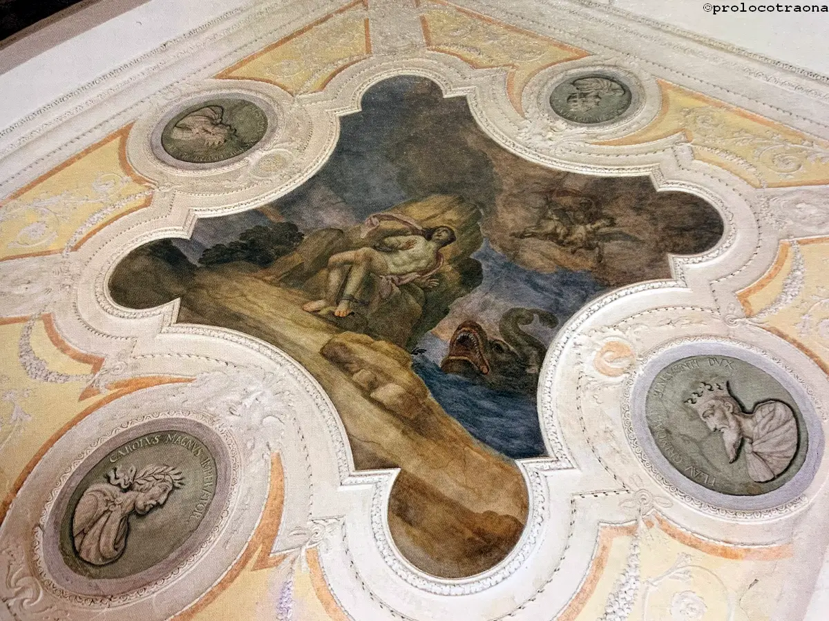 Salone dei Re, centro del soffitto, il mito di Andromeda e i quattro medaglioni raffiguranti re ed imperatori di epoca carolingia.